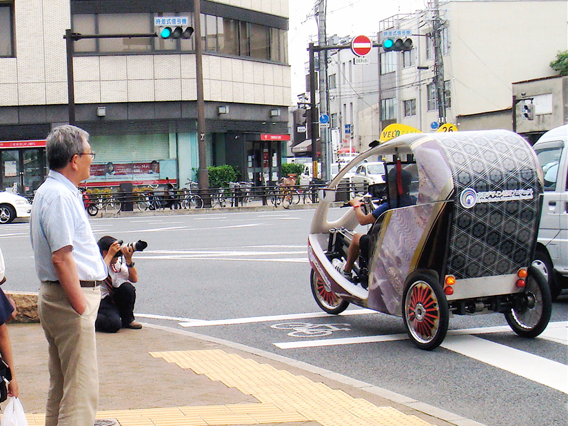 メタリック印刷した「ベロタクシー」が京都市内を走行した当日の様子