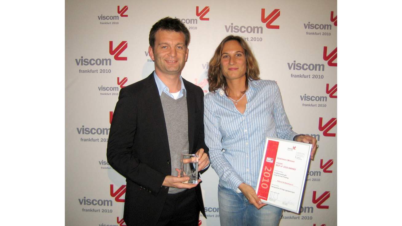 授賞式にて当社グループ会社Roland DG Benelux N.V.のCEO（左）とアカウントマネージャー（右）