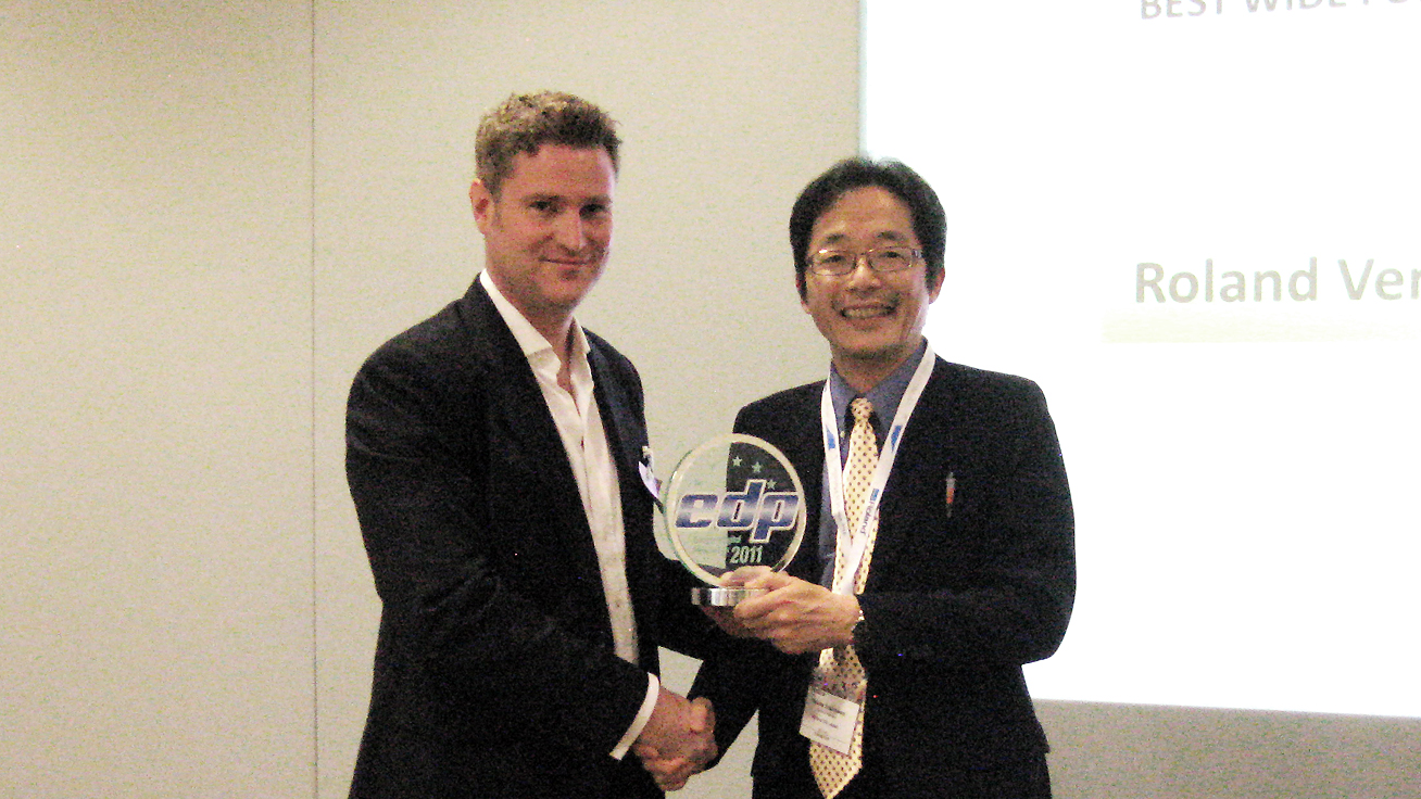 At the award ceremony: (from left to right) Chris Cooke, EDP association and Hajime Yoshizawa, executive officer of Roland DG Corporation.