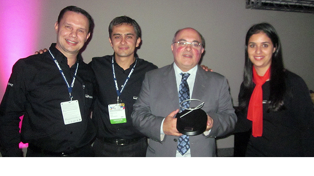 Roland DG Brasil executives receive award.