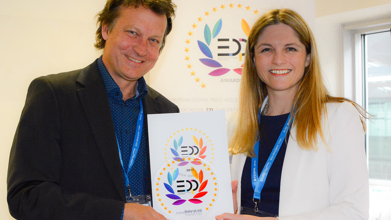 Gillian Montanaro, Head of Marketing for Roland DG EMEA (right) receives the award.