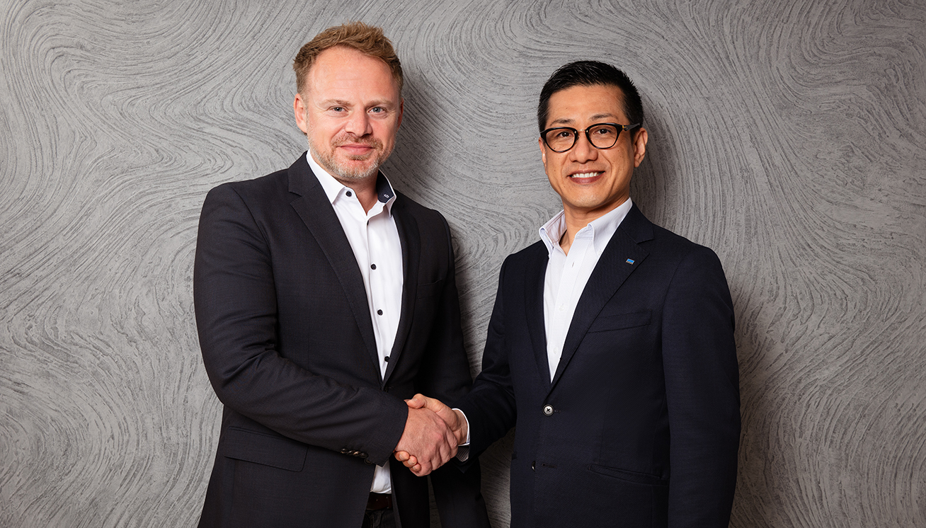 Aleksey Etin, UAB VEIKA CEO handshake Kohei Tanabe, Roland DG Corporation President and Representative Director