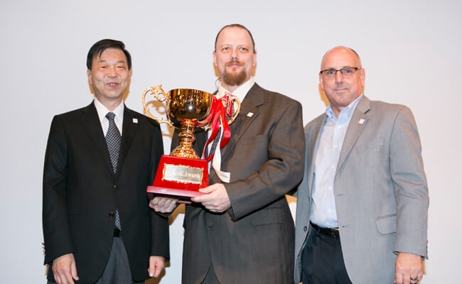 From left to right, Roland DG Chairman and President Masahiro Tomioka, The 1st place winner Mr. Terry Carpenter and Americas Service Organizer Mr. Ron Ball